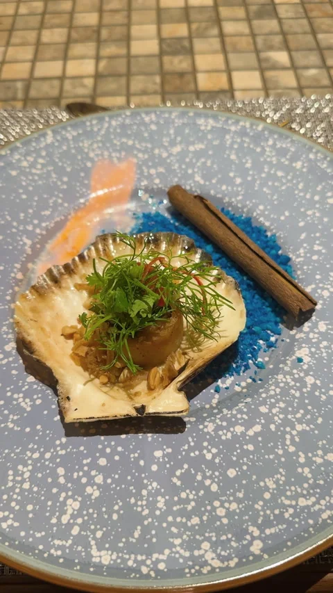 Chef preparing scallop appetizer served in a shell with fire and spices Vídeos de archivo 332776971