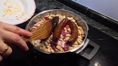 Chef preparing spanish fabada asturiana bean stew Vidéo 329645153