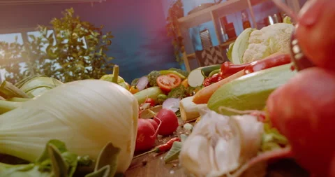 Chef preparing vegetables for salad Vídeo Stock 311833506