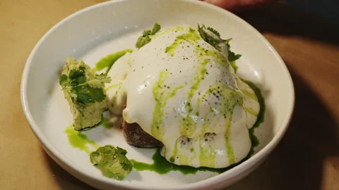 Chef presents freshly made scrambled eggs toast with guacamole sauce 스톡 동영상 152651138
