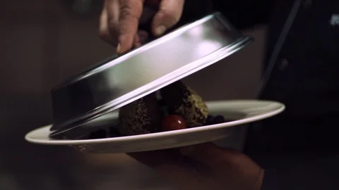 Chef presents the main dish 库存影片 129851640