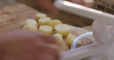 Chef Pressing Potatoes 動画素材 105370902