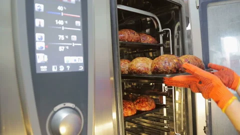 Chef pulls out of the oven Freshly baked bread, which are on the shelves in the Video stock 116958324