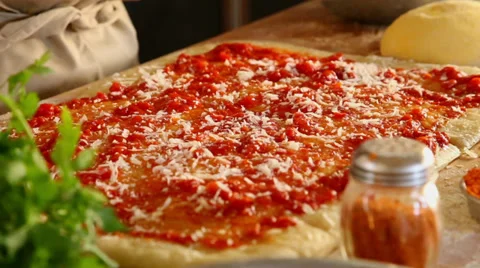 Chef put cheese on pizza Video stock 32423432
