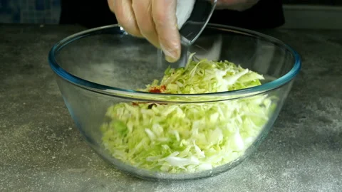 Chef put fresh young cabbage into transparent glass bowl. Vídeo Stock 132024496