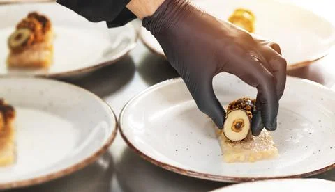 Chef put some food elements Foto stock