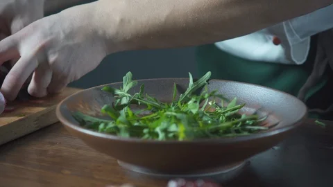 Chef puts boiled beets in a vegetarian salad in a restaurant. Food on cuisine. Vidéo 124755108
