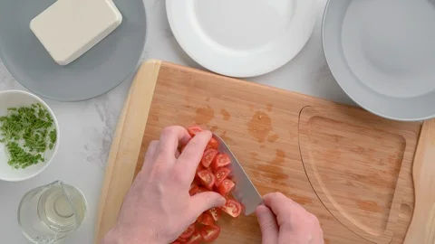 Chef puts cherry tomatoes on a plate. Vegan food. Summer refreshing salad. 库存影片 129778294