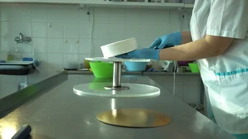 The chef puts the cream cake on the tray Stock-Footage 85663184