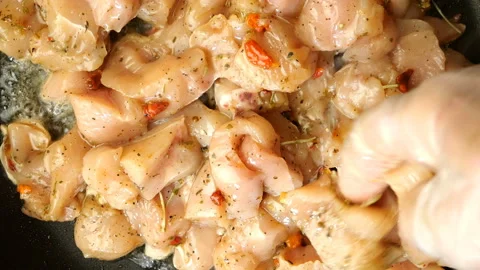 Chef puts finely chopped chicken fillet, marinated with spices. Vídeo Stock 132180404