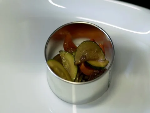 The chef puts fried vegetables on a plate. slow motion 스톡 동영상 76055627