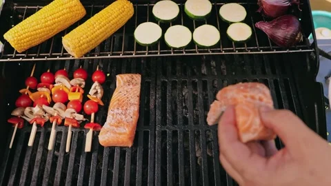 The chef puts grilled salmon fillets. Delicious peppers, mushrooms and corn. 스톡 동영상 198200423