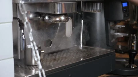 Chef puts the pizza in the oven with a spatula in the kitchen of the restaurant. Vídeo Stock 344038602