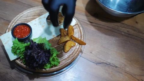 Chef puts potatoes on a plate. 스톡 동영상 221858181