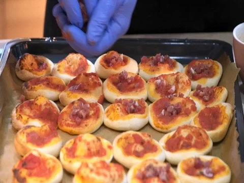 The chef puts the sauce on the dough Vidéo 81308789