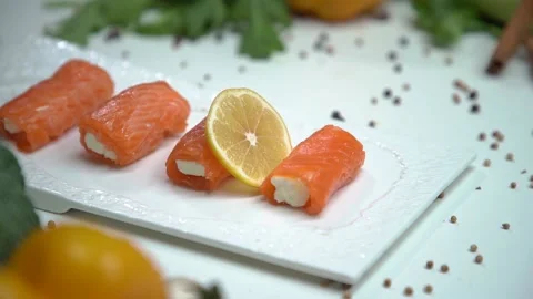 Chef puts slices of lemon on fish rolls 스톡 동영상 160494887