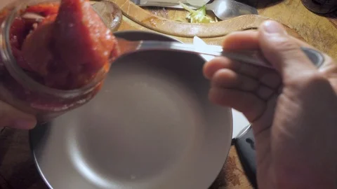 Chef puts the tomato in the dish to make the sauce Vídeo Stock 118209817