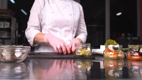 Chef puts tomatoes on salad, 4K 動画素材 124167623
