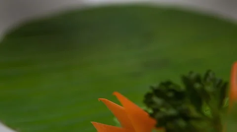 Chef putting fresh spring rolls on banana leaf Vidéo 68983449