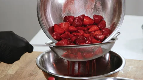 Chef putting fresh strawberries through a sieve to get strawberry juice. 4K 库存影片 134514285