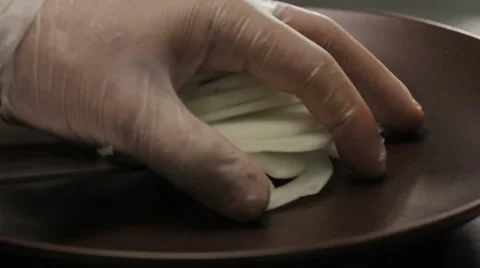 Chef putting onion into the plate, close up Vidéo 66062066
