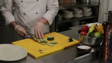 Chef putting sliced cucumber into the plate, medium shot Vidéo 66064476