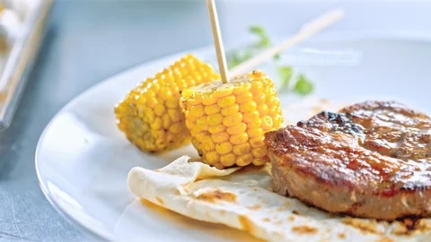 Chef putting some vegetables on the grilled steak Video stock 85602486