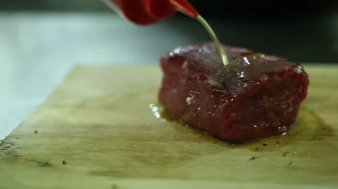 Chef raw meat pour with olive oil Vídeos de archivo 61851412