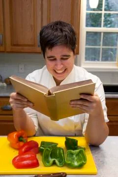 Chef reading a cookbook Stock-Fotos