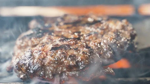 Chef removes beef or pork hamburger meatballs from the grill, barbecue 库存影片 107533286