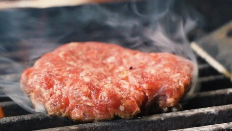 Chef removes beef or pork hamburger meatballs from the grill, barbecue Stockbeeldmateriaal 107535160