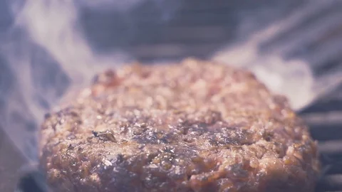Chef removes beef or pork hamburger meatballs from the grill, barbecue 库存影片 107535827