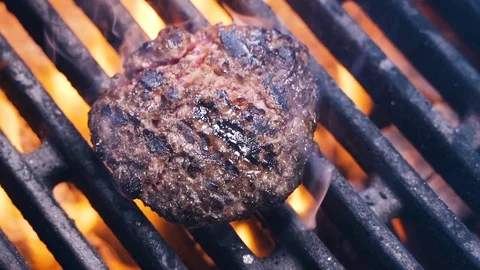 Chef removes beef or pork hamburger meatballs from the grill, barbecue Vidéo 107537399