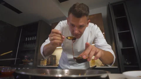 Chef At Restaurant Kitchen Pours Sauce In Frying Pan. Cooking Delicious Food. 库存影片 142817848