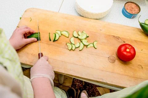 Chef restaurant kitchen prepare vegetable salad, close up cut tomato cucumber Foto stock