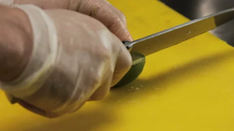 Chef in restaurant slicing lime, close up 库存影片 66061138