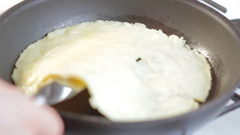 Chef reverses pancake Video stock 103417618