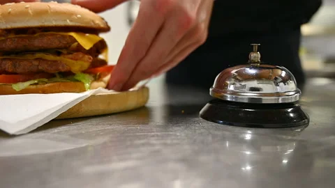 Chef ringing bell, hamburger is ready to serve Vídeo Stock 220675864