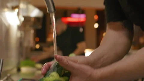 Chef Rinsing Fresh Broccoli under Water in Restaurant Kitchen Sink Vídeo Stock 330061877
