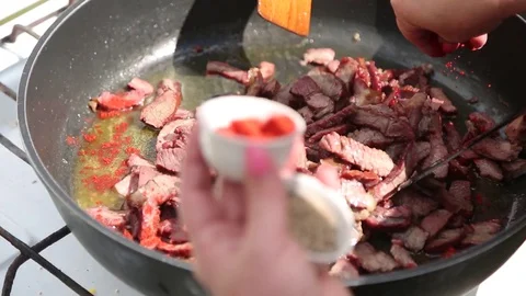 Chef roasts the meat and sprinkles it with flavorings Vidéo 128068965
