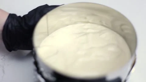 The chef is rocking the container with the light mixture to make it even Vidéo 275146065