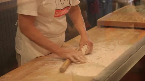 Chef Rolling and Preparing Fresh Dumpling Dough Vidéo 341322879