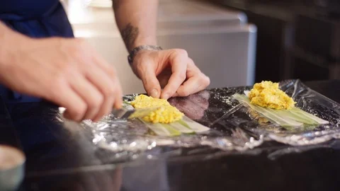 Chef rolls a delicious fish roll Stockbeeldmateriaal 118915282