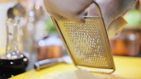 A chef rubs parmesan cheese Vidéo 67863267