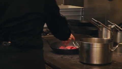 Chef Searing Meat Professional Restaurant Kitchen Stovetop 库存影片 343391442