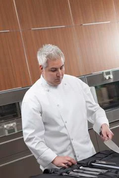 Chef Selecting Knife Out Of Full Set Foto stock