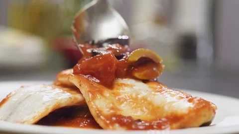 Chef serves a fish with tomato and olives sauce on a plate. Vídeos de archivo 151194726