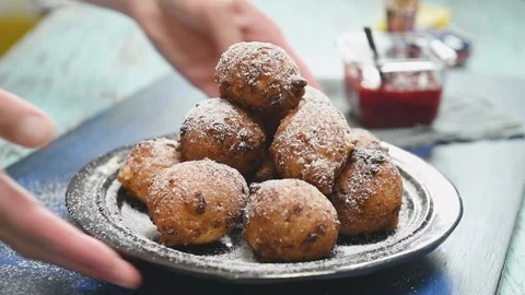 The chef serves the freshly fried donuts with powdered sugar. Video stock 209926828