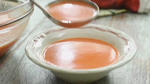 The chef serves freshly prepared cold tomato soup. Video stock 209929474