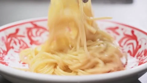 Chef serves freshly prepared spaghetti aglio e olio. Stock Footage 152529524